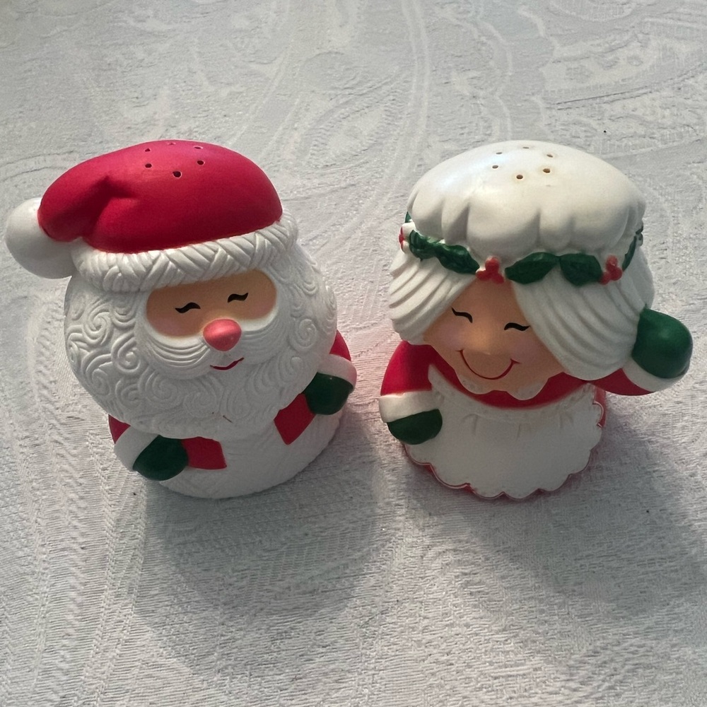 Hallmark Vintage 80s Santa Claus salt/pepper Set - Picture 2 of 3